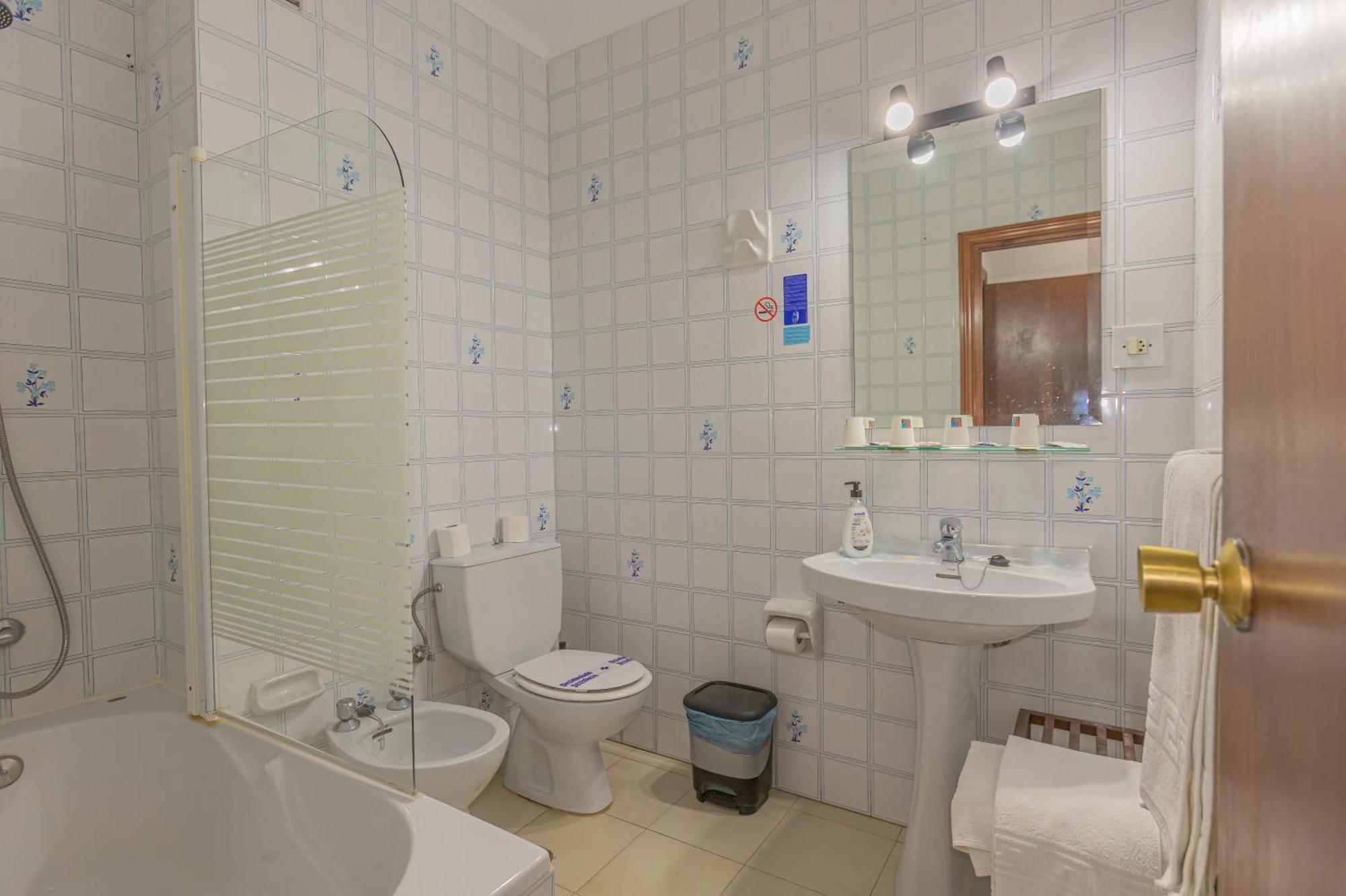 Hotel Tres Jotas Conil Conil De La Frontera Zewnętrze zdjęcie