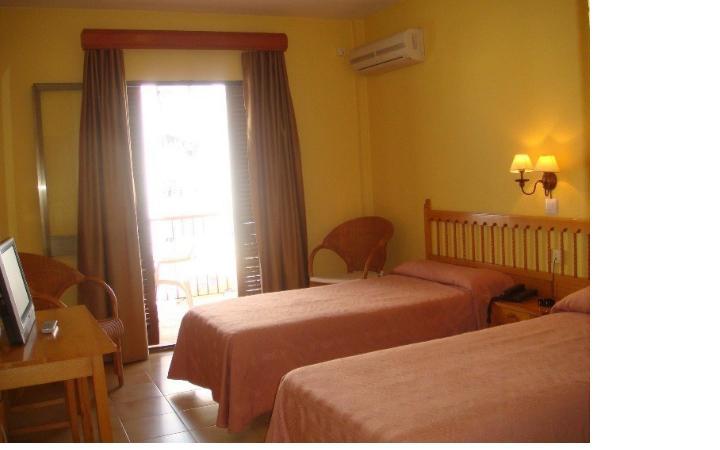 Hotel Tres Jotas Conil Conil De La Frontera Zewnętrze zdjęcie