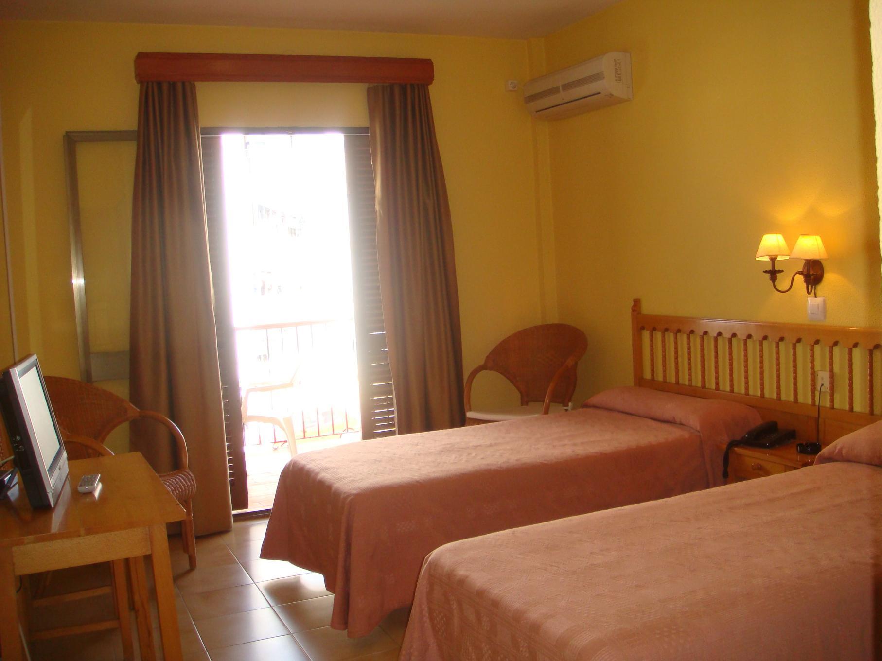 Hotel Tres Jotas Conil Conil De La Frontera Zewnętrze zdjęcie