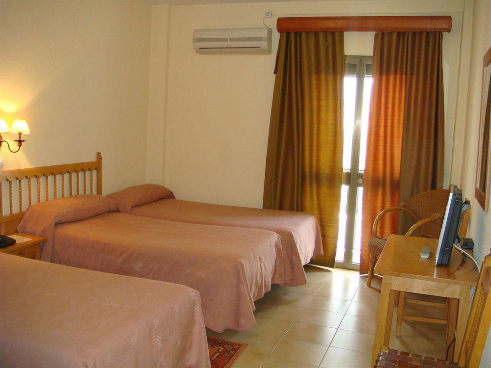 Hotel Tres Jotas Conil Conil De La Frontera Zewnętrze zdjęcie
